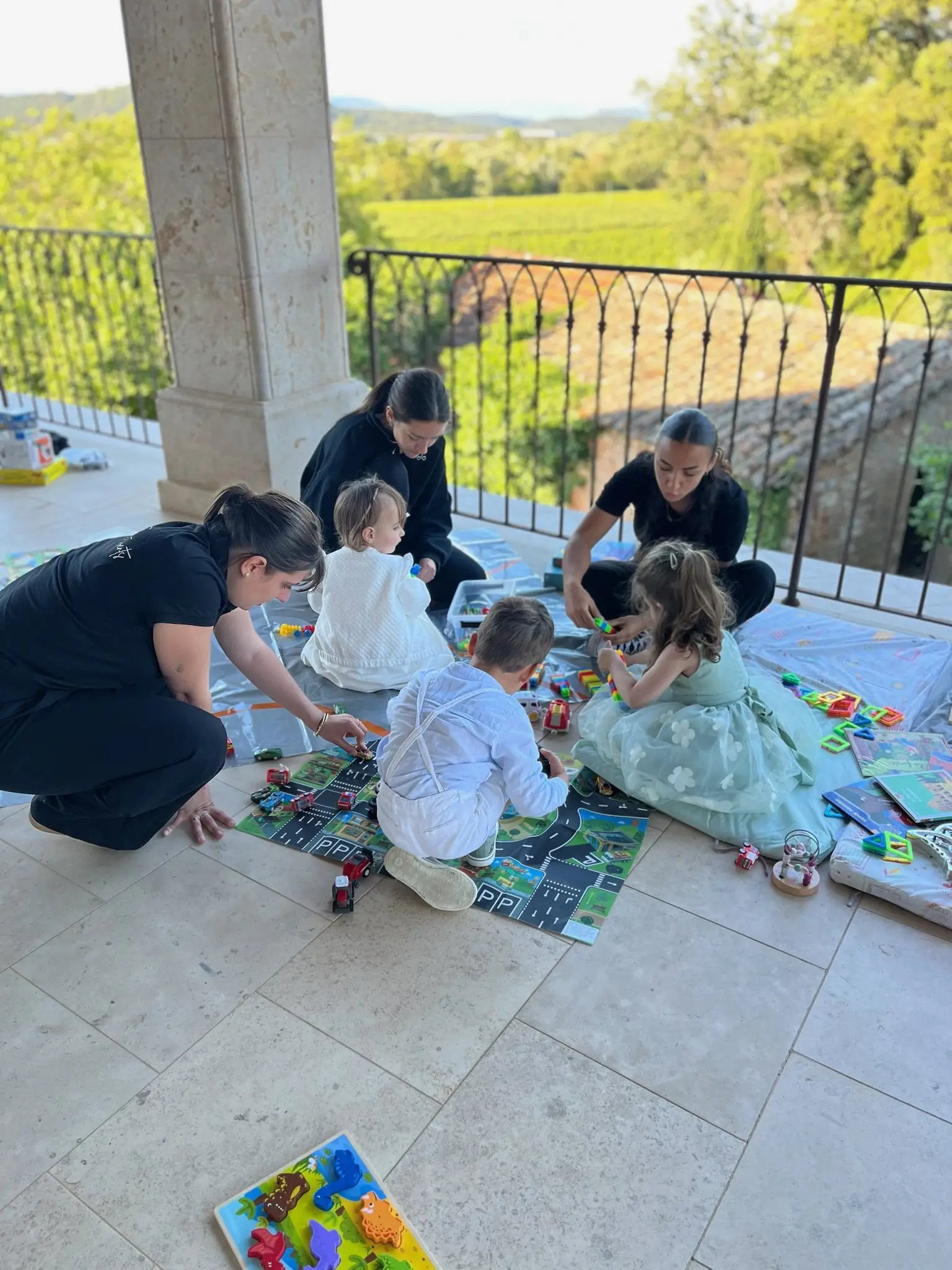 Atelier créatif sur une terrasse, encadré par deux animatrices