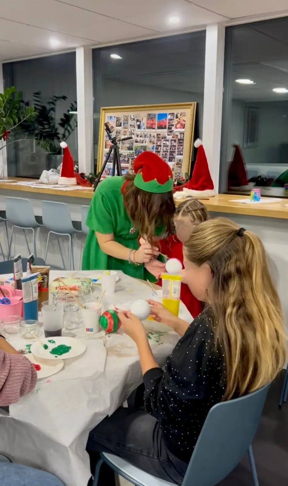 Atelier de peinture de Noël animé par une intervenante déguisée en elfe